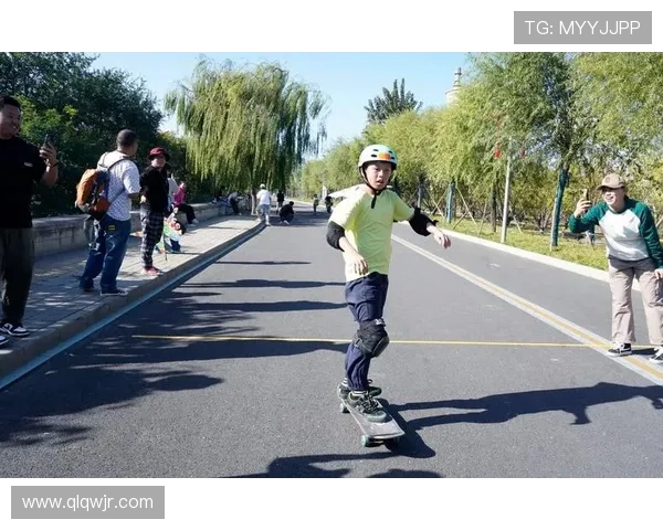 成都马拉松赛场滑板队精彩表现引发热议与赞赏