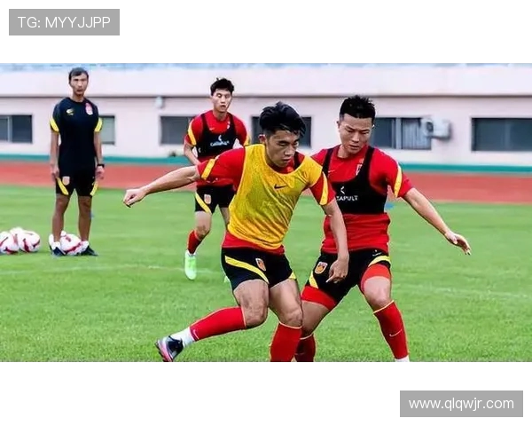 重庆足球队的节奏体系解析与战术创新探讨 重庆足球队的节奏体系解析与战术创新探讨