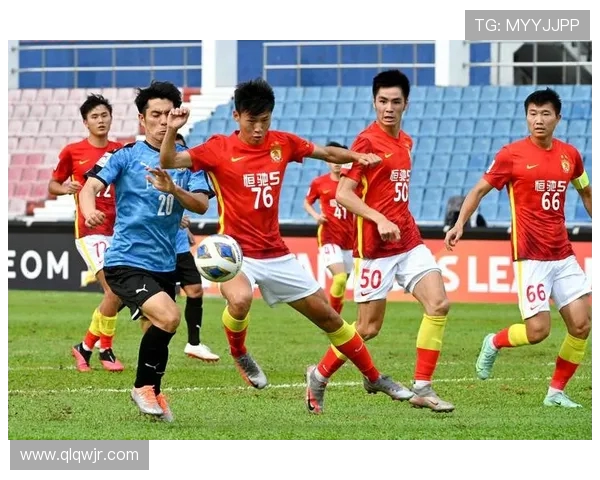 广州足球队比赛经验引发热议球迷对战术选择和临场表现展开激烈讨论